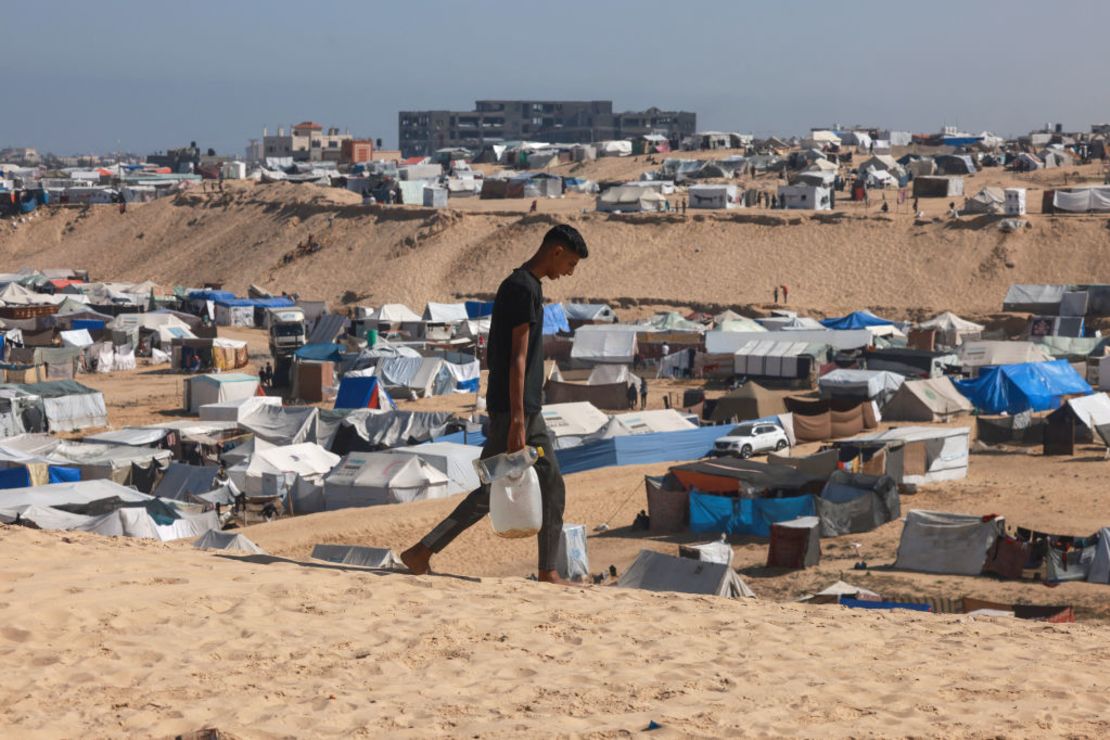Un palestino transporta agua en un campamento improvisado para personas desplazadas en Rafah, en el sur de Gaza, el 4 de abril de 2024.