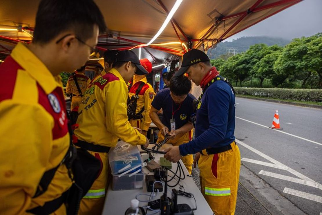 Los equipos de rescate se preparan para entrar en el desfiladero de Taroko para buscar a los que siguen desaparecidos dentro del parque el 5 de abril de 2024.