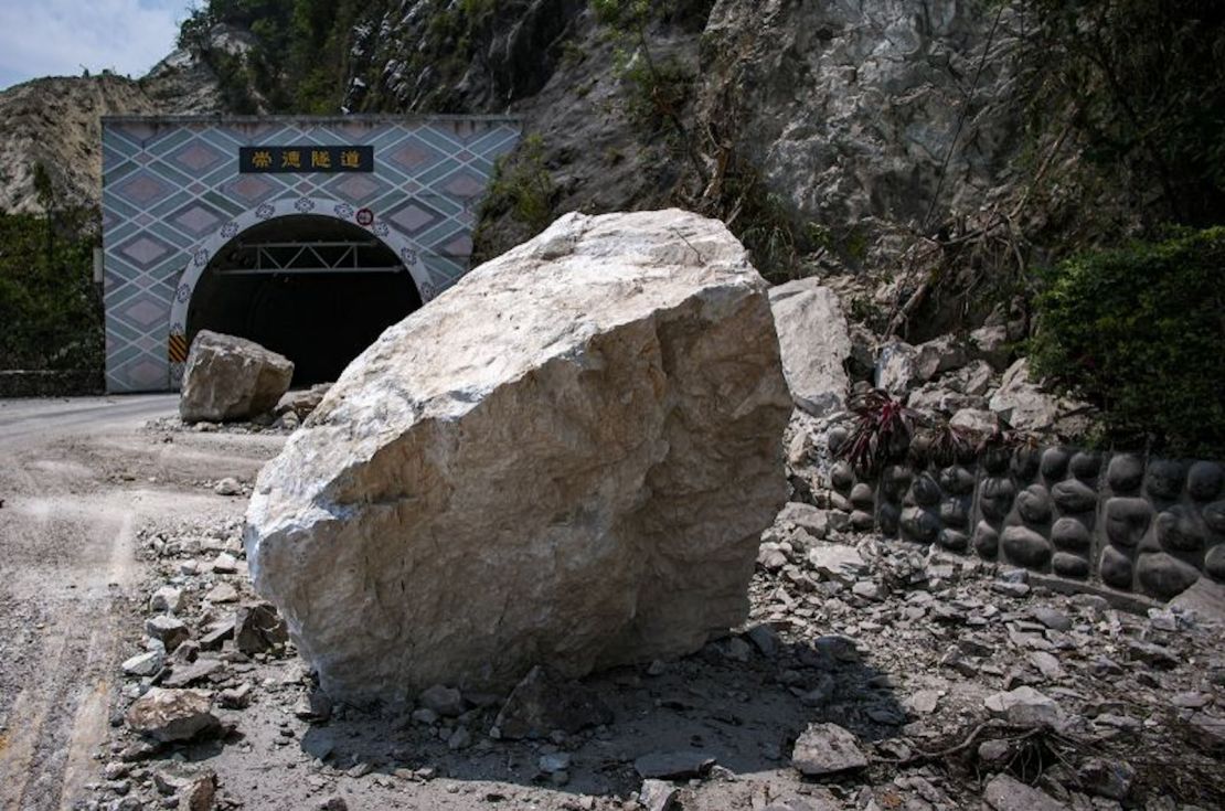 Enormes rocas cayeron en una carretera costera que conecta Hualien con el norte de Taiwán tras el terremoto.