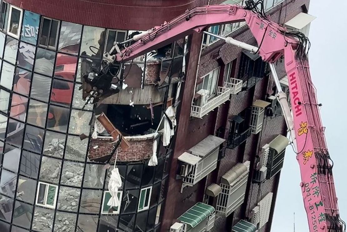 Equipo pesado utilizado para demoler el edificio Uranus en Hualien.