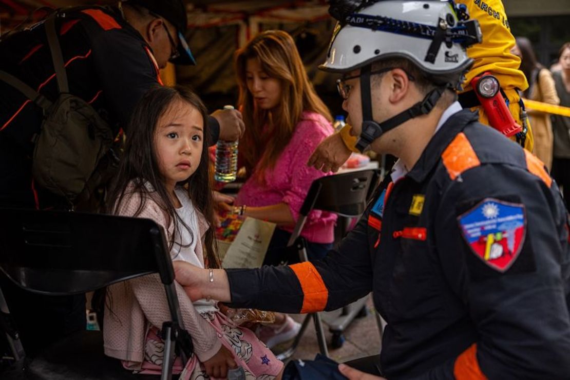 Un niño recibe atención médica en un puesto de mando de rescate improvisado a las afueras del desfiladero de Taroko tras ser rescatado el 5 de abril de 2024.