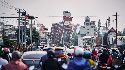 El tráfico se acumula frente a un edificio dañado en Hualien tras el terremoto del 3 de abril de 2023.