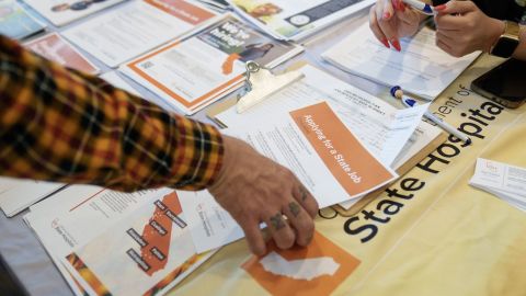 Los solicitantes de empleo asisten a una feria de recursos y empleo para veteranos en Long Beach, California, el 9 de enero.