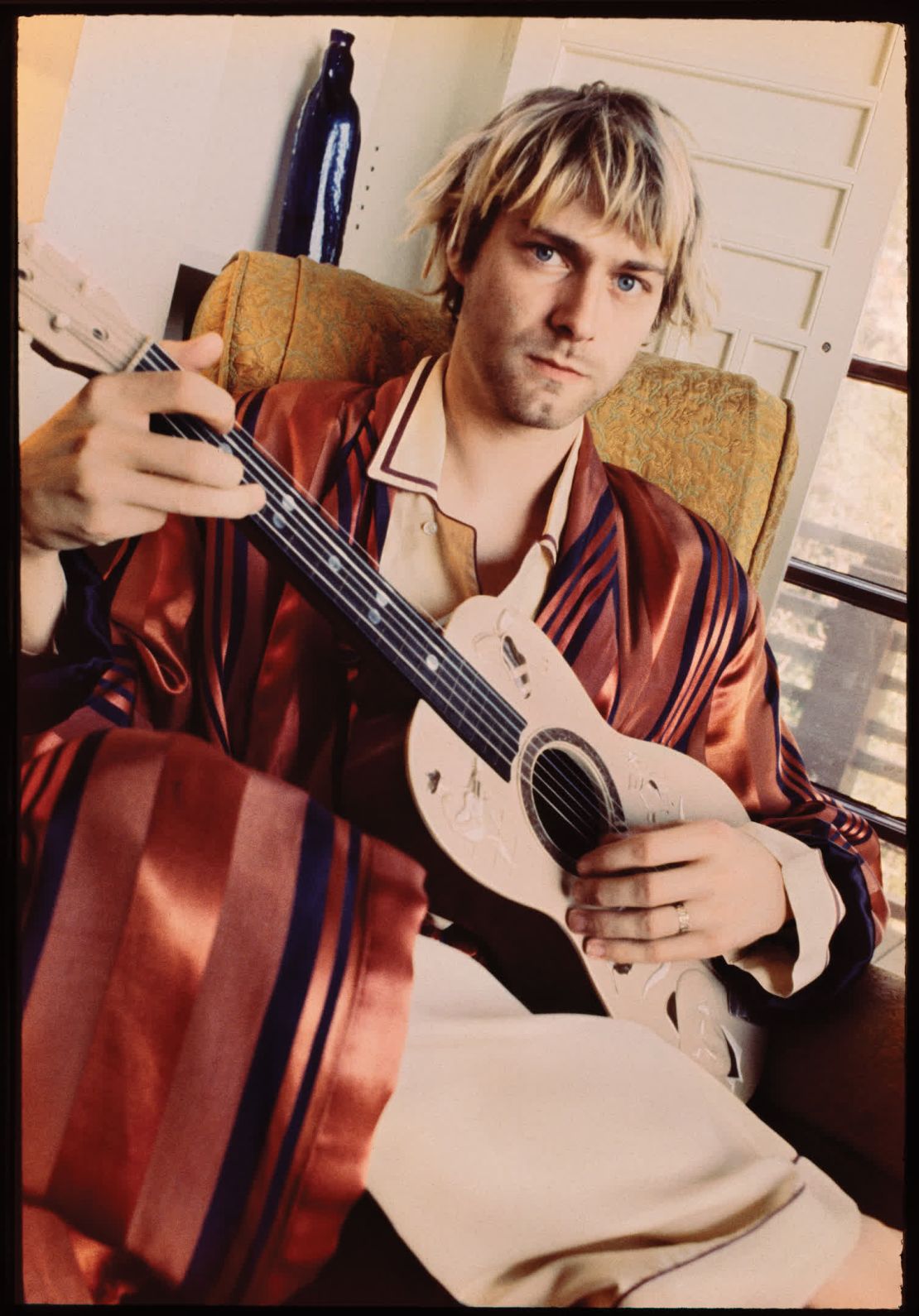 Cobain posando con su guitarra. "Kurt es muy circunspecto y tímido", recordó el fotógrafo Russell Peacock. "Es un sujeto muy interesante, pero no se siente más cómodo frente a la cámara".