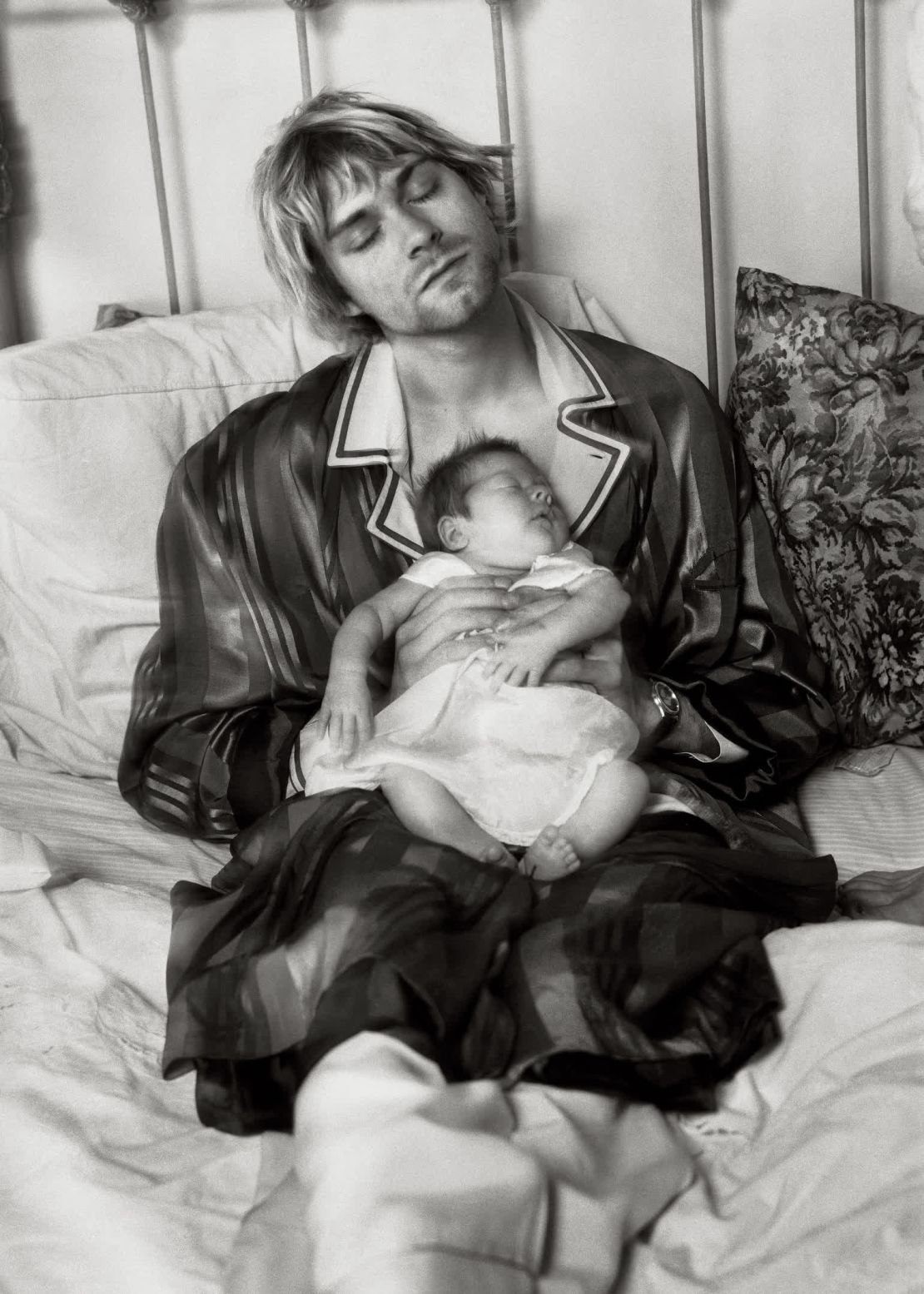 Cobain descansa con su hija, Frances Bean.