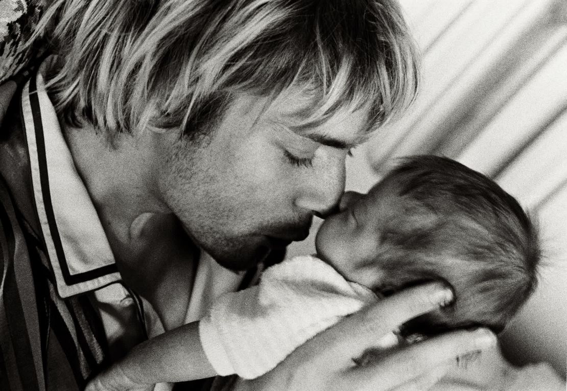 Cobain besando a su bebé.