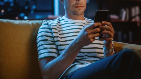Más de la mitad de los trabajadores estadounidenses encuestados por Pew en 2023 dijeron que responden a mensajes relacionados con el trabajo fuera de su horario normal al menos algunas veces, y el 28% dijo que lo hacen “con mucha frecuencia o con frecuencia”.