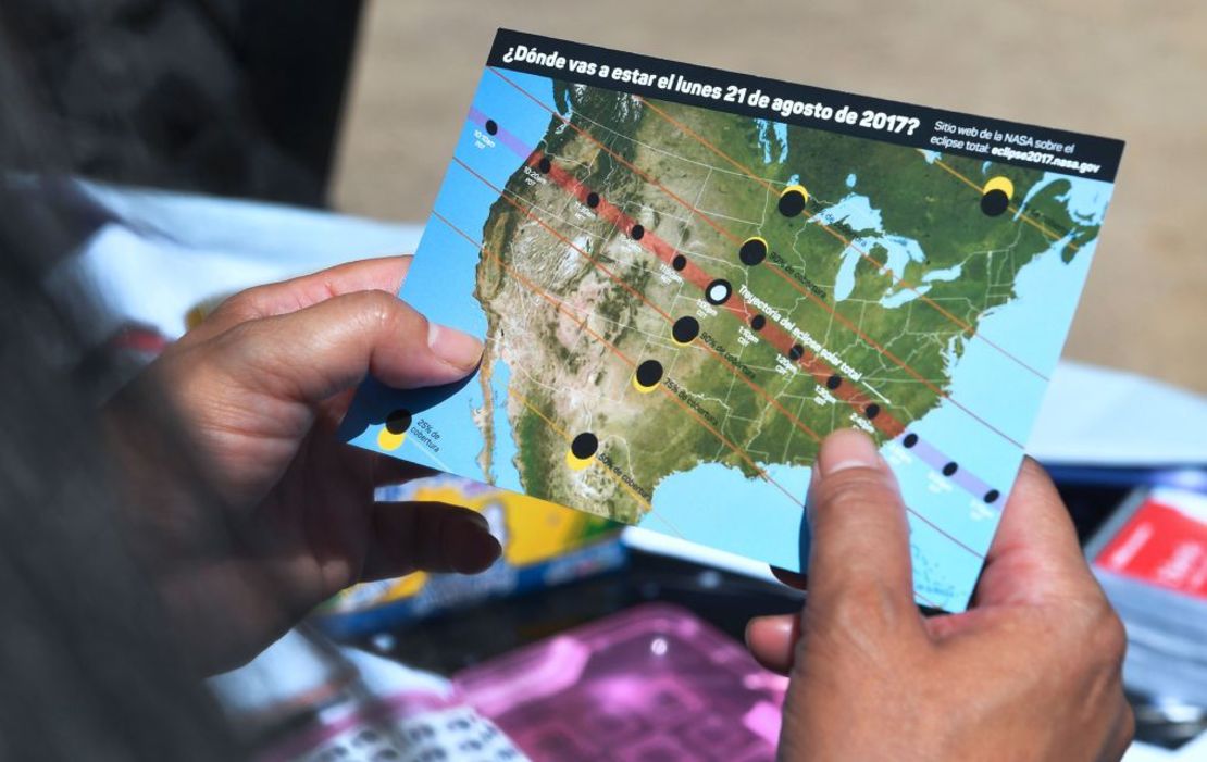 Una mujer observa un mapa que muestra la trayectoria del eclipse durante el Festival del Eclipse Solar en el Centro de Ciencias de California en Los Ángeles, California, el 19 de agosto de 2017, dos días antes del eclipse total del 21 de agosto. Crédito: Frederic J. Brown/AFP/Getty Images