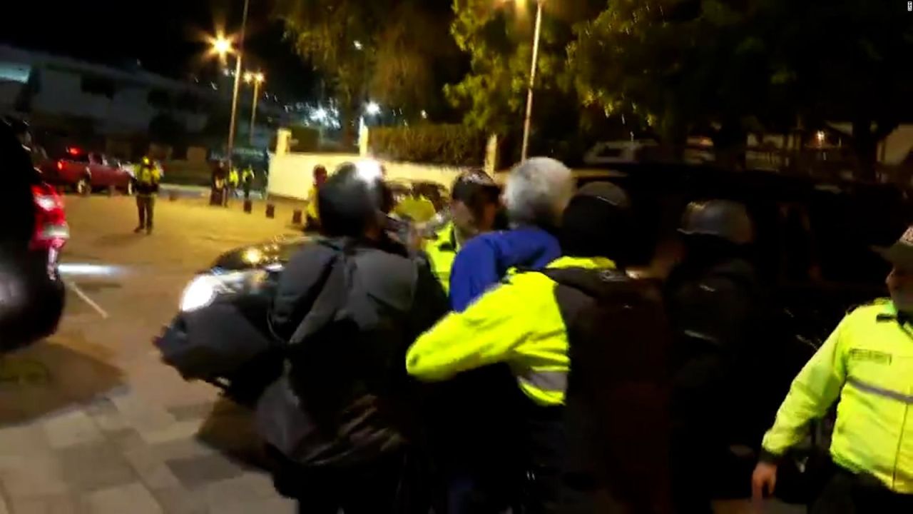 CNNE 1659051 - "es una locura"- video capta entrada de policia de ecuador a embajada en mexico