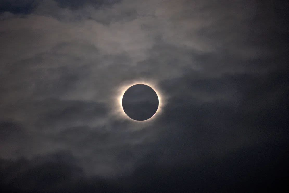 Un eclipse solar total es visible a través de las nubes visto desde la isla de Vágar, una de las Islas Feroe, el 20 de marzo de 2015.Eric Adams/AP