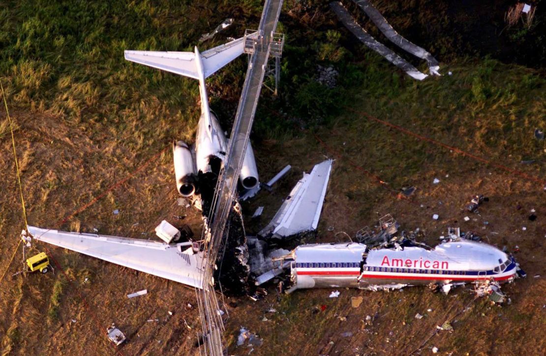 Cara y Erin Ashcraft sobrevivieron al accidente del vuelo 1420 de American Airlines, operado en un McDonnell Douglas MD-82, durante un aterrizaje en el Aeropuerto Nacional de Little Rock el 1 de junio de 1999. Murieron el capitán y 10 pasajeros.