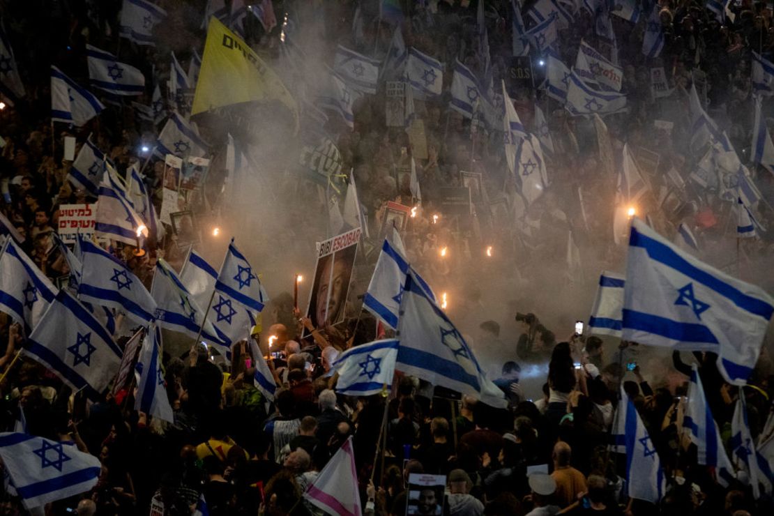 Los manifestantes prendieron fuego y sostuvieron antorchas durante una manifestación que pedía un acuerdo de rehenes y contra el gobierno israelí el 6 de abril de 2024 en Tel Aviv, Israel.