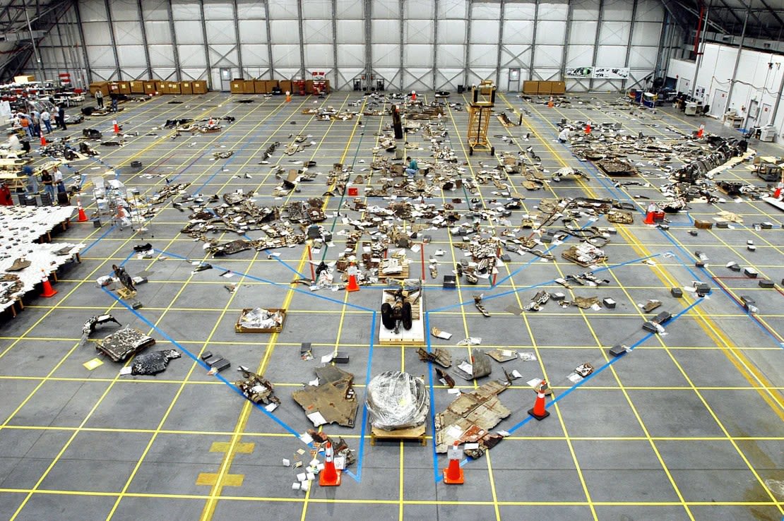 Los restos del transbordador espacial Columbia yacen en el suelo del hangar RLV del Centro Espacial Kennedy en Florida en mayo de 2003. Getty Images