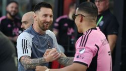 CNNE 1659413 - el encuentro viral entre lionel messi y daddy yankee en un juego del inter miami