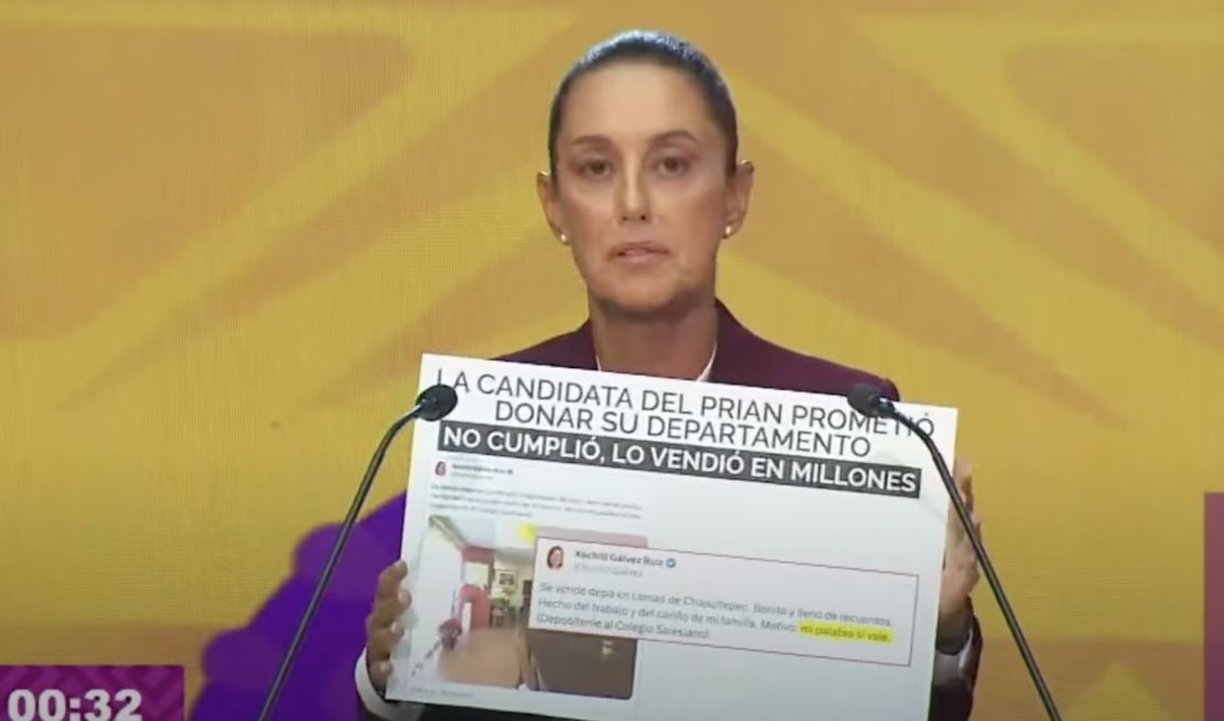 La candidata presidencial Claudia Sheinbaum muestra un cartel en el primer debate presidencial de México el 7 de abril de 2024.