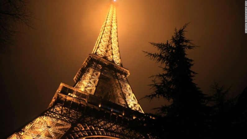 La Torre Eiffel (París)- La Torre Eiffel fue construida para la Exposición Universal de 1889 en París y aún sigue siendo el monumento más visitado del mundo (en términos de ventas de entradas).