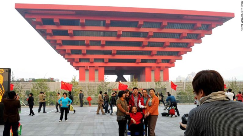 China pavilion (Shanghái)- El China pavilion con un valor de 220 millones de dólares, diseñado por el septuagenario He Jingtang, se asemeja a una antigua corona china.