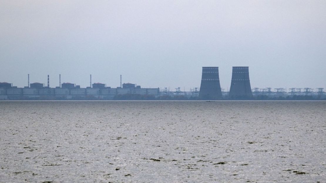 La central nuclear de Zaporiyia, la mayor de Europa y actualmente en manos de las fuerzas de ocupación rusas, es fotografiada el 29 de octubre de 2022 desde Prydniprovske, en la provincia ucraniana de Dnipropetrovsk.