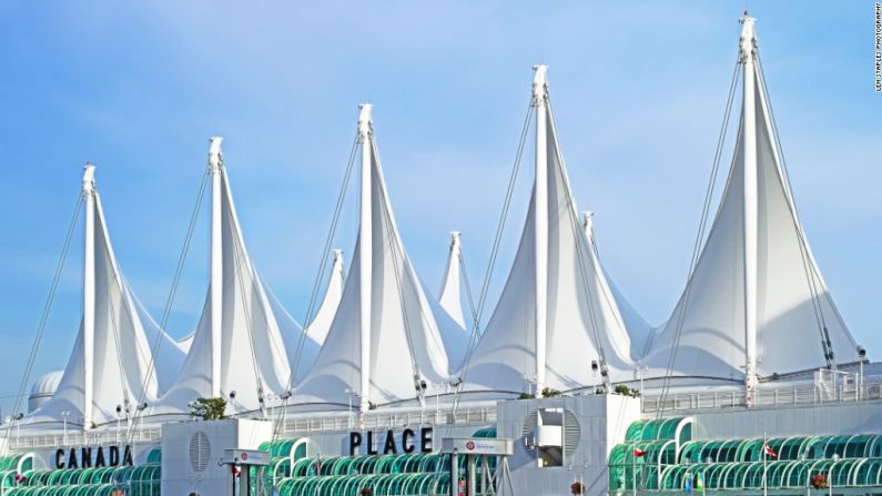Canada Place (Vancouver, Columbia Británica)- Canada Place recibió un lanzamiento regio de parte del príncipe Carlos cuando debutó como el pabellón de Canadá en la Expo 86.
