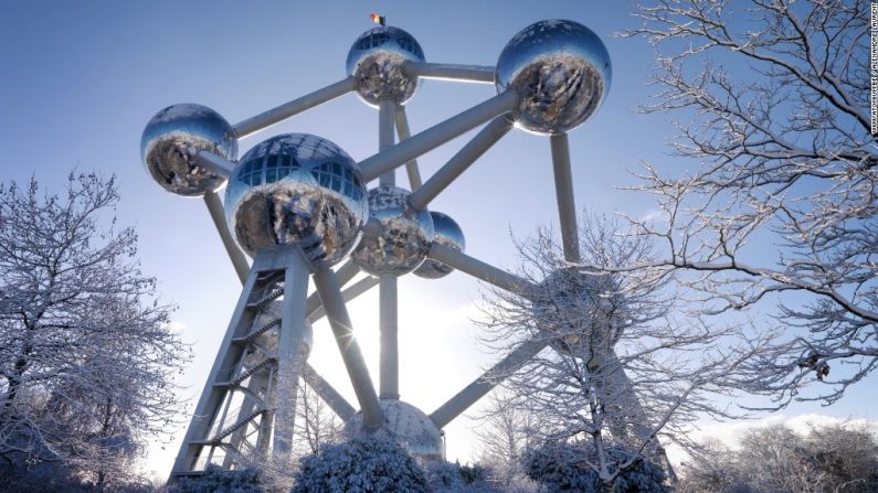 El Atomium (Bruselas)- Esta estructura de varios niveles, inspirado en el amanecer de la era atómica, se eleva a una altura de 335 pies. Fue construido para mostrar el poderío de la ingeniería de Bélgica en la Expo 58.