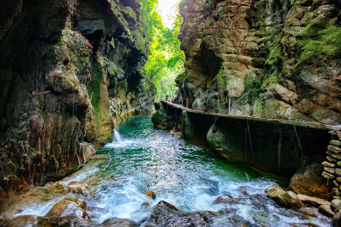 Las cascadas del Puente de Dios son una atracción turística fascinante. Crédito: ferrantraite/E+/Getty Images