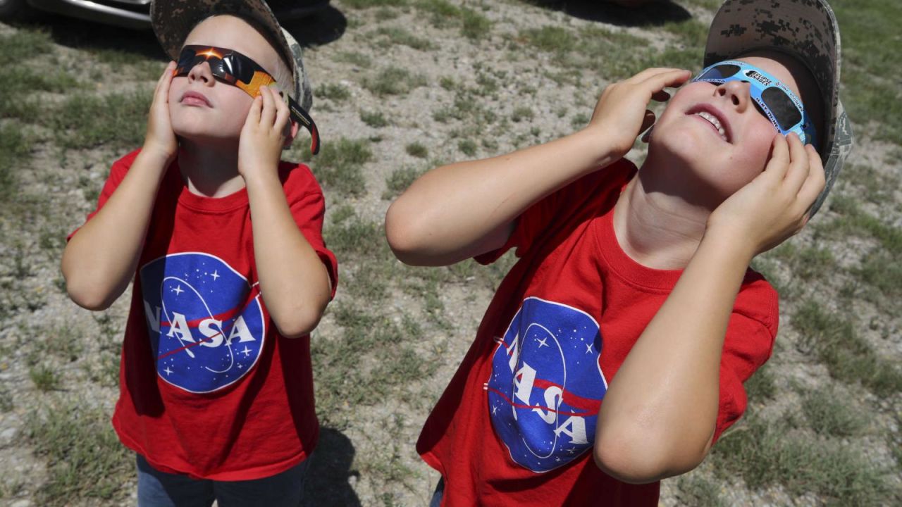 CNNE 1659859 - mira las 5 recomendaciones de la nasa para fotografiar el eclipse solar