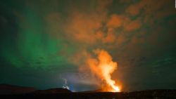 CNNE 1659911 - auroras y lava del volcan de grindavik dejan una impactante postal