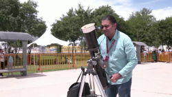 CNNE 1659914 - decenas de personas se reunen en el planetario de torreon para ver el eclipse