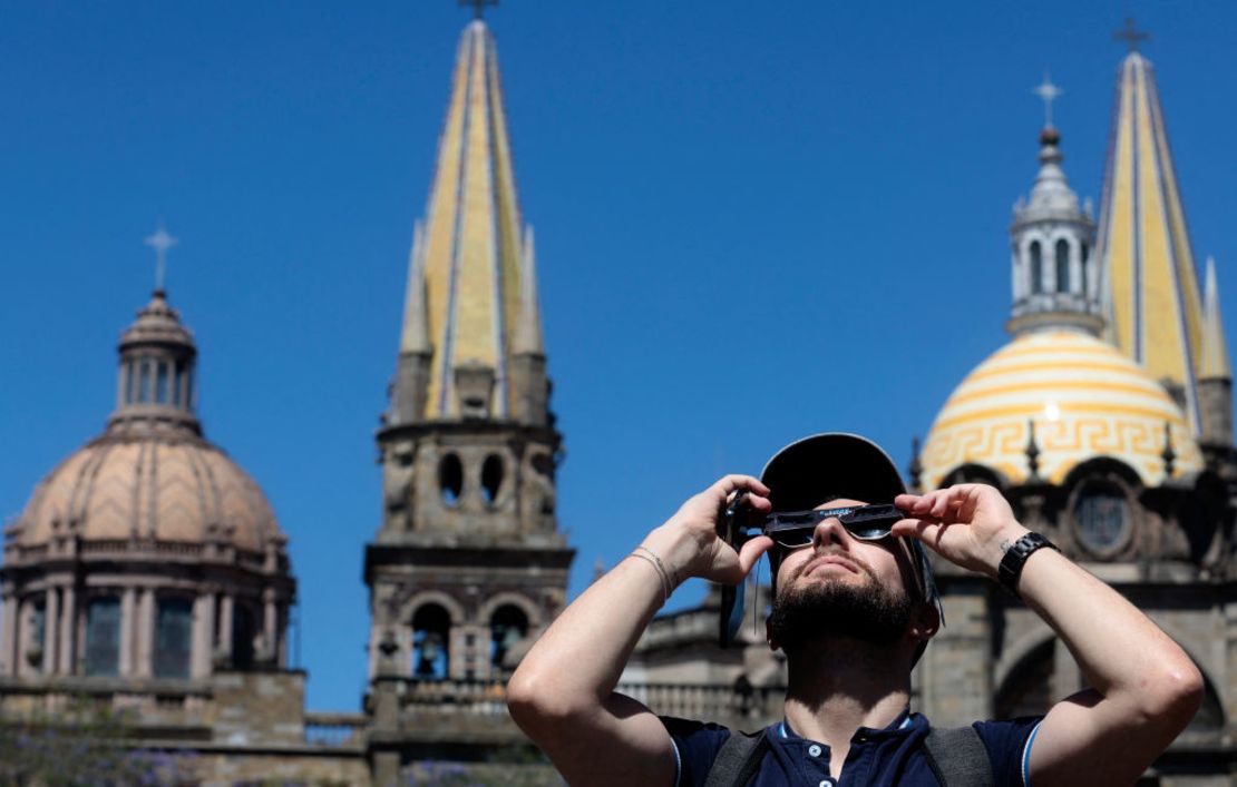 Un hombre utiliza lentes de sol especiales para observar el eclipse solar parcial en Guadalajara, estado de Jalisco, México.