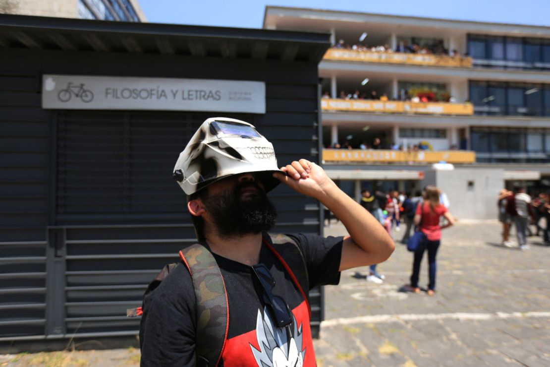 Esta persona utilizó una máscara protectora para ver el eclipse en "Las Islas", un área del campus de la Universidad Nacional Autónoma de México (UNAM), en Ciudad de México.