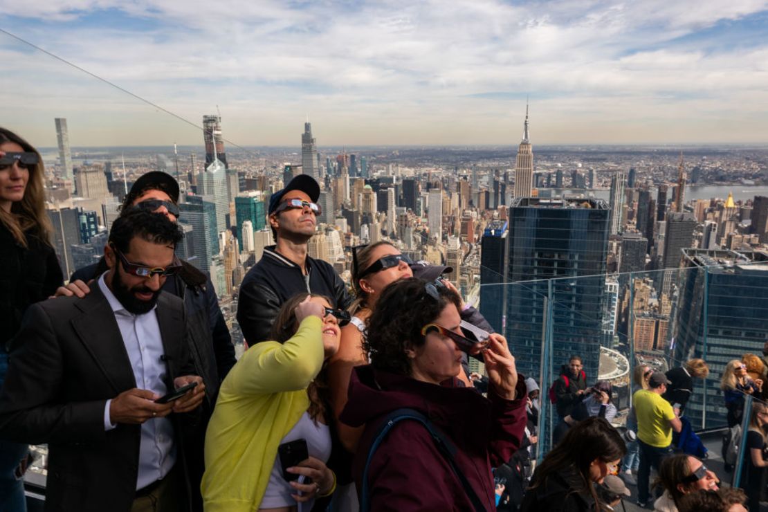 Un grupo de personas observa un eclipse solar parcial en la plataforma de observación de Edge at Hudson Yards el 8 de abril de 2024 en Nueva York.