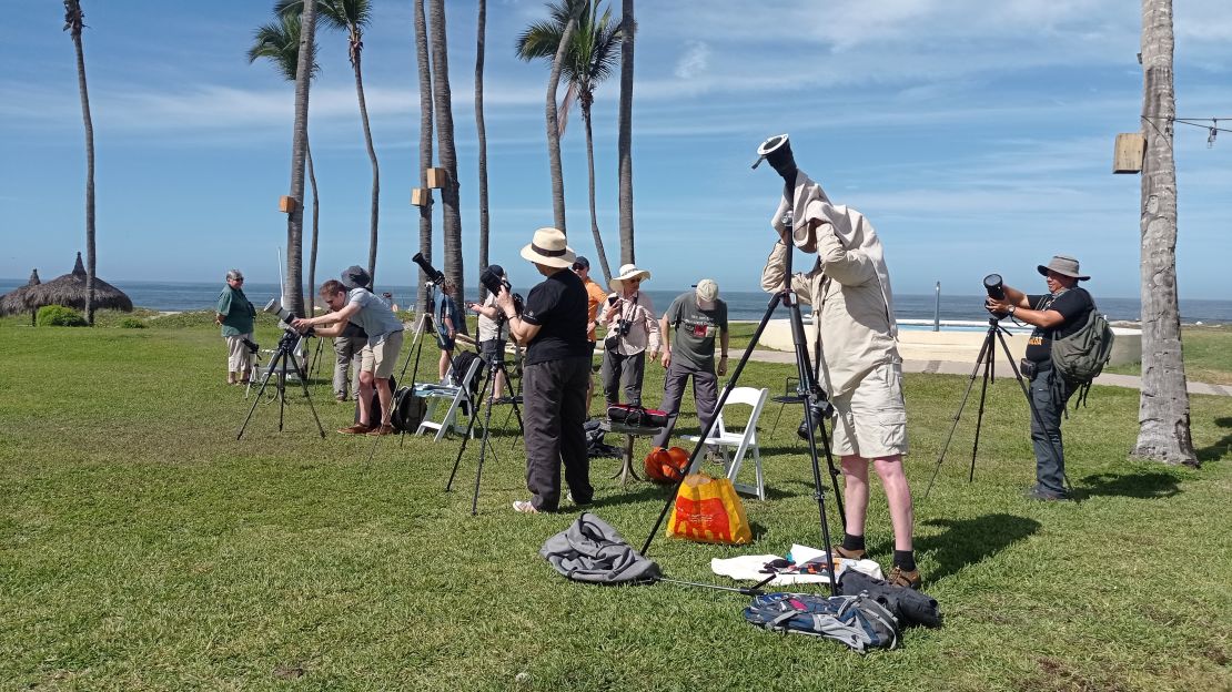 Aficionados de la astronomía se preparan para ver el eclipse solar total en Mazatlán, Sinaloa.