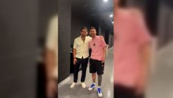 CNNE 1660111 - abrazo entre campeones del mundo- lionel messi e ilia topuria