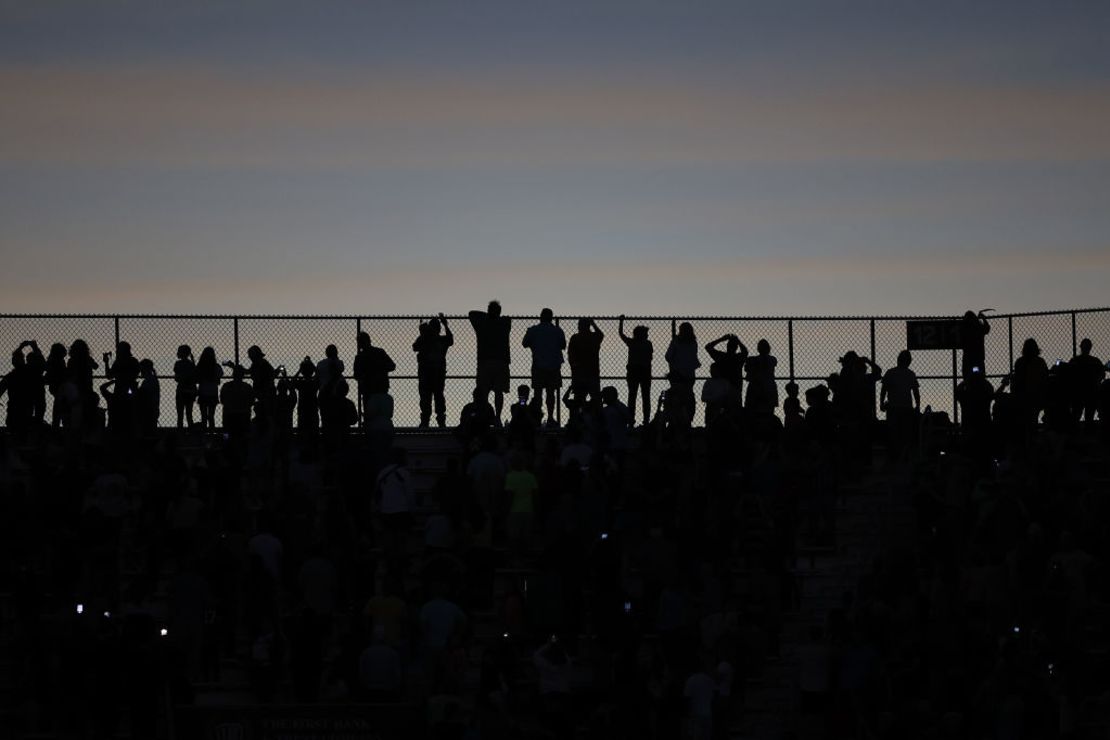 Un grupo de personas contempla el eclipse total desde el Saluki Stadium, en el campus de la Universidad del Sur de Illinois, el 8 de abril de 2024 en Carbondale, Illinois.