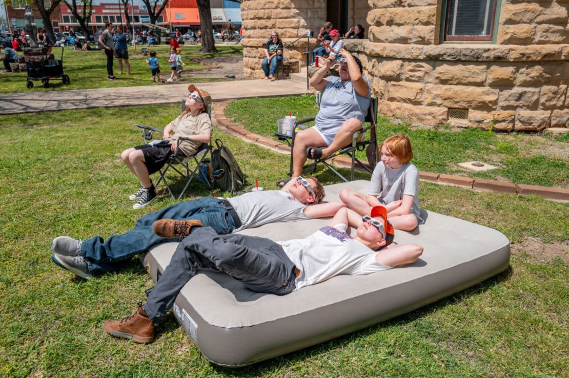 La familia Coleman observa el cielo minutos antes del eclipse total del 8 de abril de 2024 en Brady, Texas.