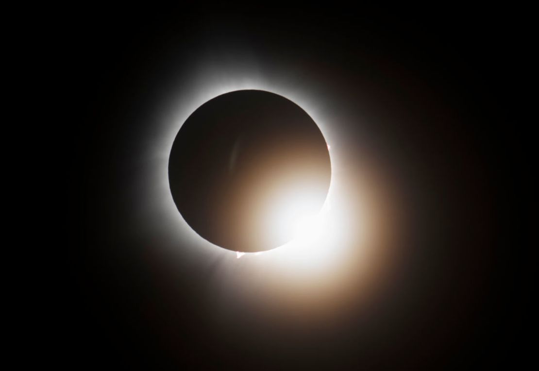 En esta imagen proporcionada por la NASA se ve un eclipse solar total desde el Indianapolis Motor Speedway, el lunes 8 de abril de 2024.