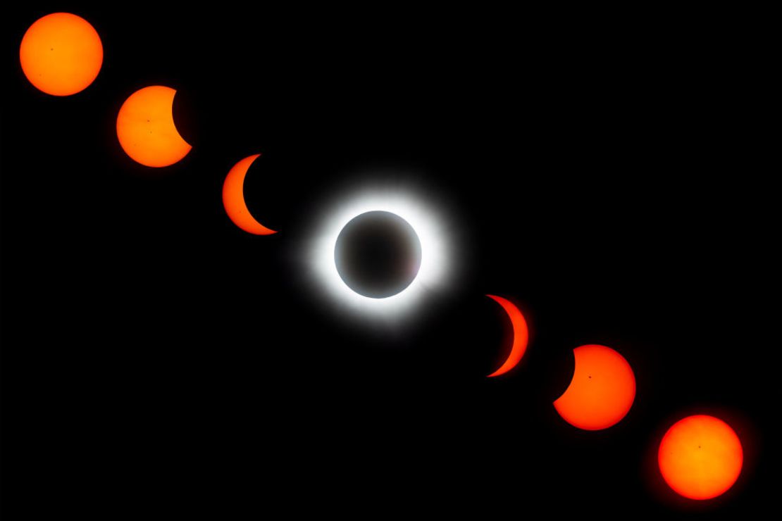 Se utilizaron exposiciones múltiples en la creación de esta imagen compuesta digital. Se puede ver el avance del eclipse solar usando siete fotografías con cronómetro de intervalos para mostrar la evolución completa el 8 de abril de 2024 en Mazatlán, México.