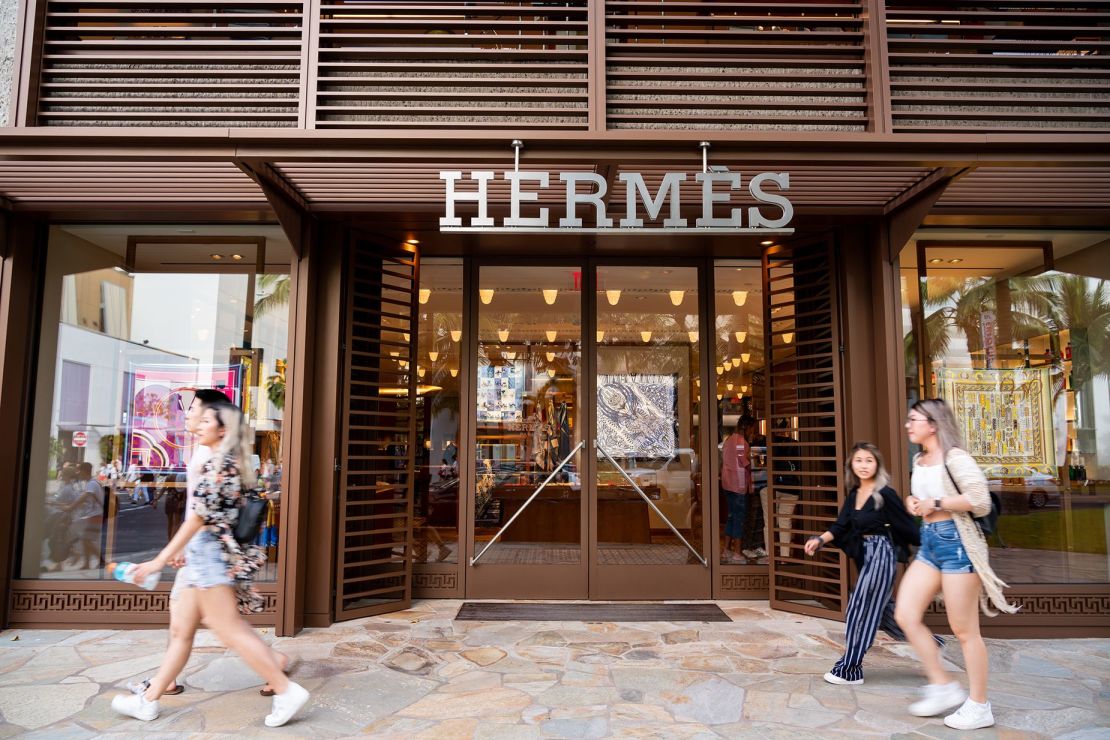 Aún está por ver si el caso contra Hermès llegará a juicio. No obstante, la denuncia podría tener implicaciones en todo el sector. Otras marcas de lujo se han enfrentado a acusaciones similares (cuando no a demandas judiciales), sobre todo en China, donde los compradores han denunciado el aumento de las barreras de acceso a productos codiciados. Crédito: Alex Tai/SOPA Images/LightRocket/Getty Images