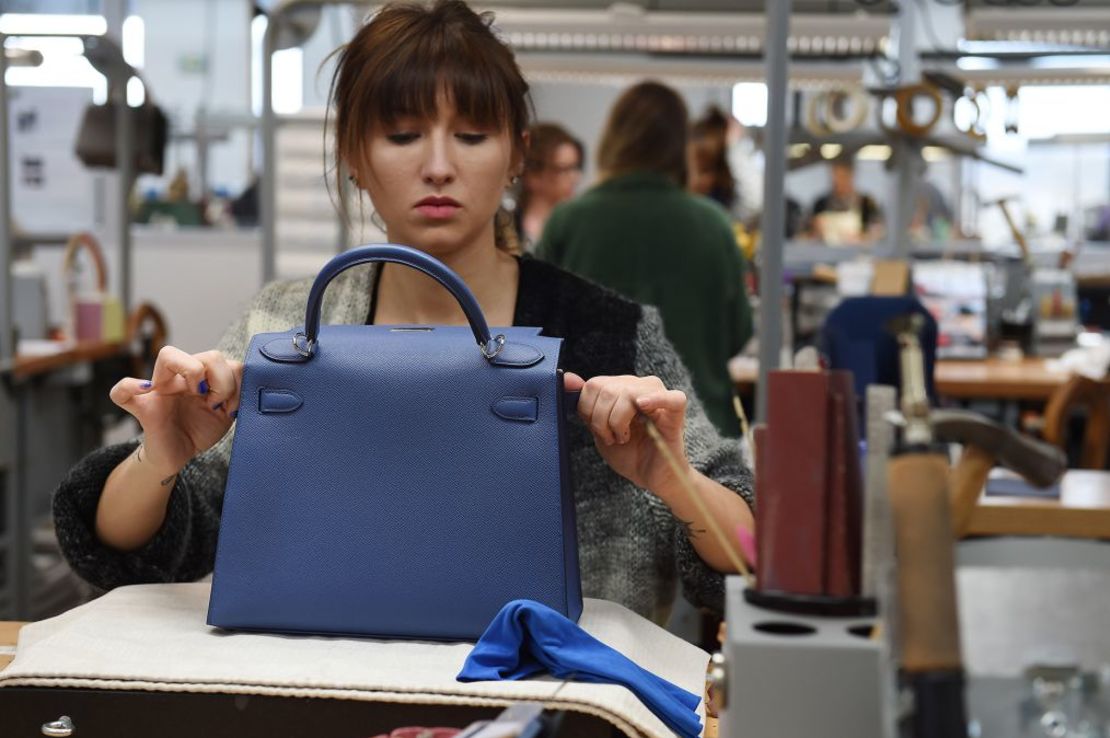 Una artesana trabaja en un bolso en un taller de marroquinería de Hermès en Allenjoie, Francia, el 5 de abril de 2018. Crédito: Sebastien Bozon/AFP/Getty Images