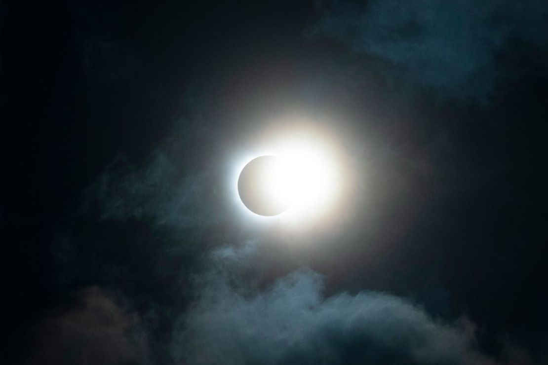 El eclipse se ve desde el Área Recreativa Nacional Amistad en Del Rio, Texas. Es uno de los pocos lugares del Servicio de Parques Nacionales que se encontraba directamente en la trayectoria de totalidad del eclipse.