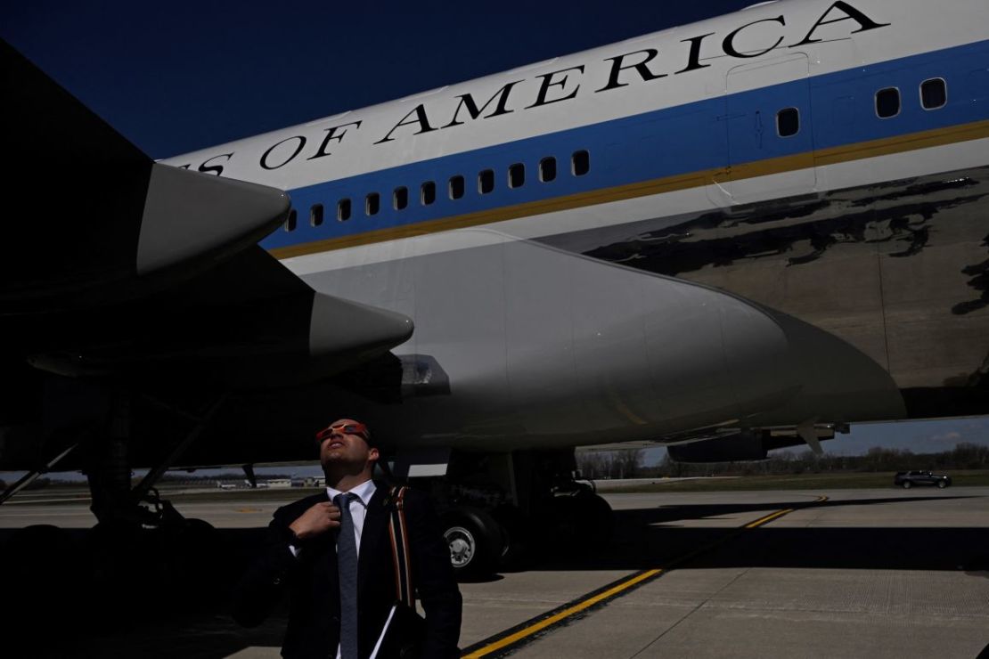 Un empleado de la Casa Blanca observa el eclipse mientras el presidente de Estados Unidos, Joe Biden, llega al Aeropuerto Regional del Condado de Dane en Madison, Wisconsin.