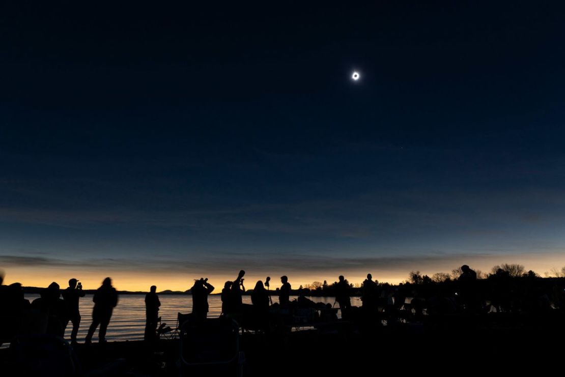 La luna cubre el sol durante el eclipse en Magog, Quebec