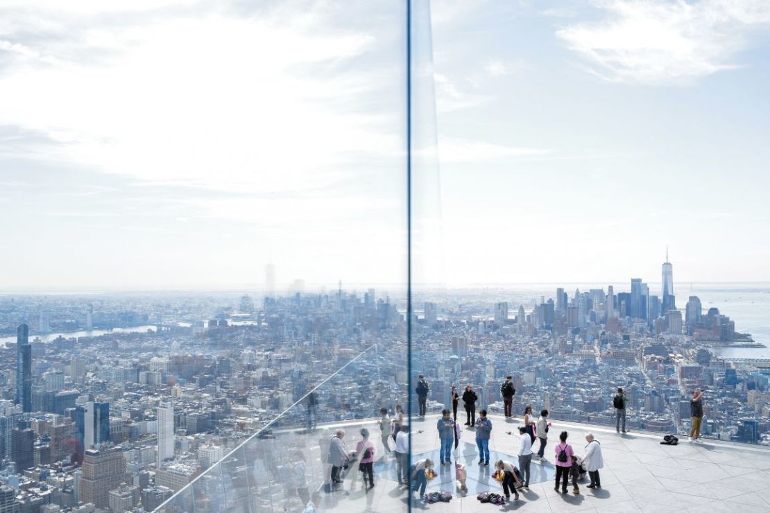 Varias personas se reúnen en la plataforma de observación Edge de Hudson Yards, en Nueva York, antes del eclipse.