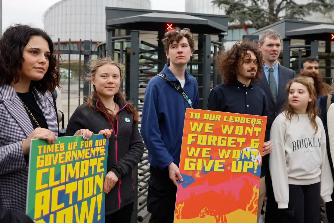 La activista climática sueca Greta Thunberg, segunda desde la izquierda, se une a jóvenes de Portugal durante una manifestación ante el Tribunal Europeo de Derechos Humanos este martes en Estrasburgo (Francia).