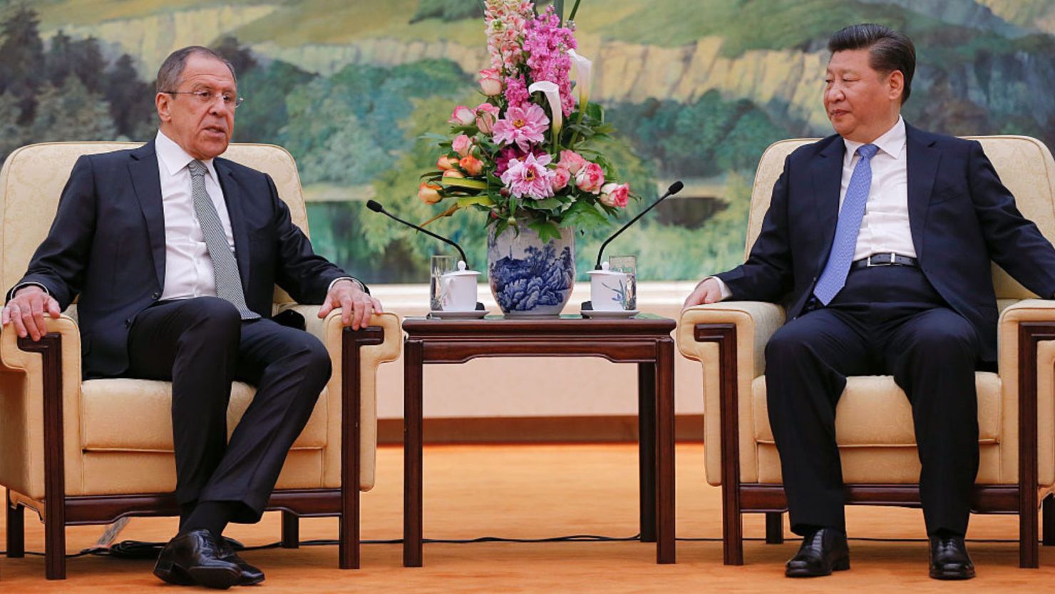 El ministro de Asuntos Exteriores de Rusia, Sergey Lavrov (a la izquierda), escucha al presidente de China, Xi Jinping, mientras se reúnen en el Gran Salón del Pueblo el 28 de abril de 2016 en Beijing, China.