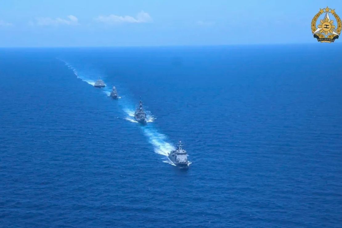 El buque de la Marina filipina BRP Antonio Luna, el buque de la Marina real australiana HMAS Warramunga, el buque de las Fuerzas de Autodefensa Marítima de Japón JS Akebono y el buque de la Marina estadounidense USS Mobile (LCD-26) durante la primera Actividad de Cooperación Marítima Multilateral en el disputado mar de China Meridional el 7 de abril de 2024. Crédito: Fuerzas Armadas de Filipinas/Handout/AP