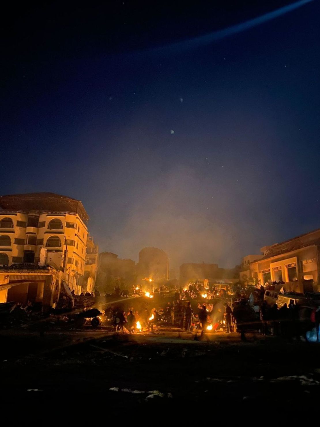 Una foto tomada por Abdallah Dalee en las primeras horas del 29 de febrero muestra a una multitud de personas esperando a la luz de las hogueras a que los camiones de ayuda crucen al norte de Gaza. Crédito: Cortesía de Abdallah Dalee