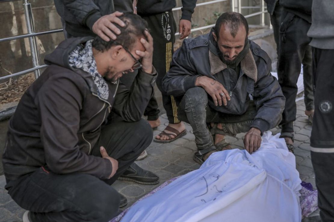 Un grupo de personas llora en el exterior del hospital Al-Shifa de la Ciudad de Gaza a uno de los palestinos muertos durante el reparto de ayuda el 29 de febrero. Crédito: AFP/Getty Images