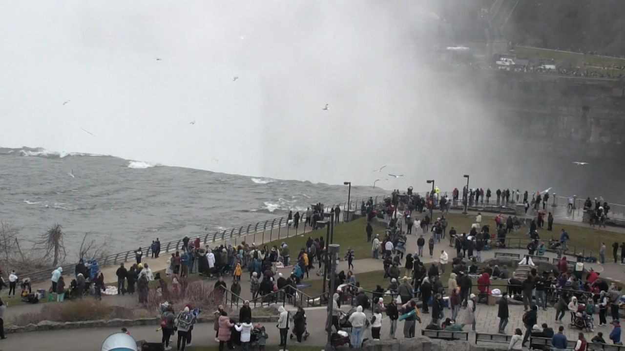 CNNE 1660641 - las cataratas de niagara quedaron a oscuras durante el eclipse solar