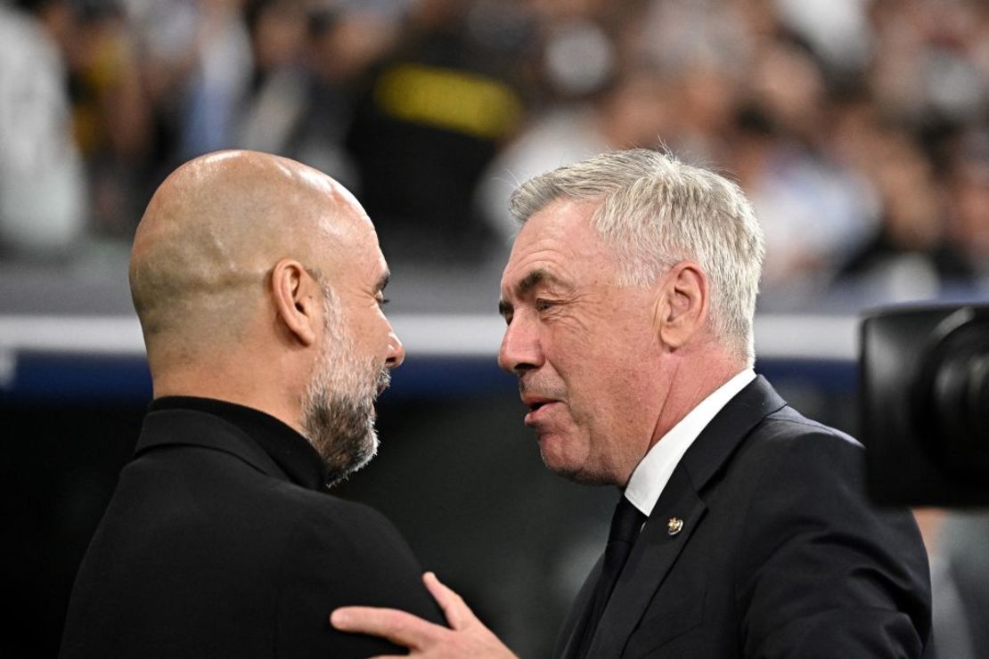 Carlo Ancelotti y Pep Guardiola se saludan antes del inicio del partido. Crédito: JAVIER SORIANO/AFP via Getty Images